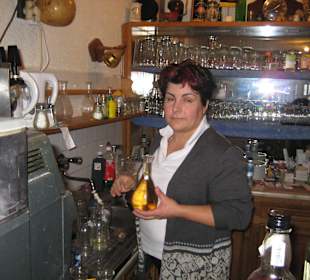 Die Chefin der Weinstube Arpad