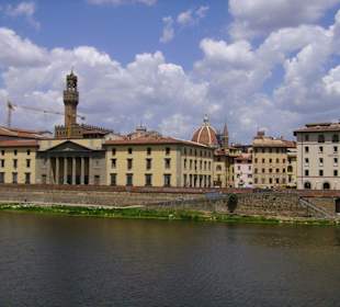Blick vom Arno auf Domkuppel und Rathausturm