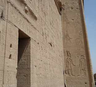 Außenansicht des Hathor-Tempels
