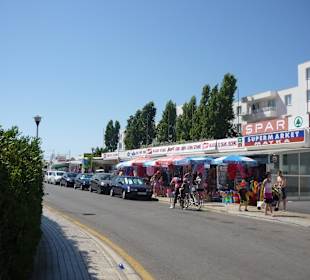 Straße vor dem Hotel mit Geschäften