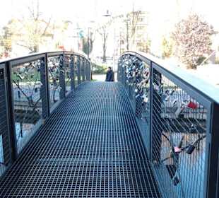 Droga przez most Młyński na wyspę