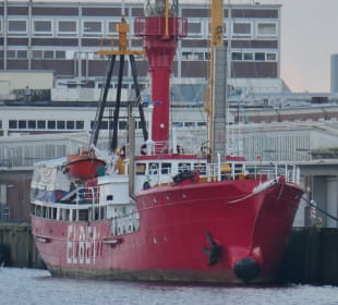 Die Elbe 1 – vorübergehend im Neuen Fischereihafen