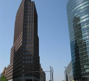 Autoverkehr im Schatten der Türme