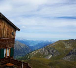 An der Hütte entlang sehr gutes Essen