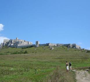 Die Zipser Burg am Fuße des Kalsfelsen