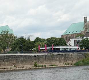 Elbe-Fahrt mit einem Schiff der Weißen Flotte
