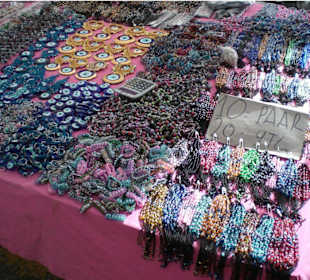 Stand mit Kinderschmuck (einer von vielen)