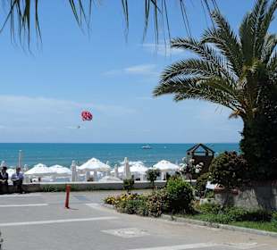 Sonne, Palmen und Strand an der schönen Uferpromenade