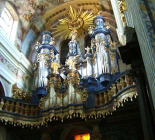 Blick auf die Orgel mit den beweglichen Figuren