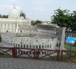 Koloseum a w tle bazylika Św. Piotra