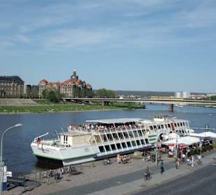 Blick auf die Schiffe und die Elbe
