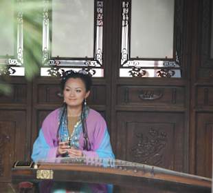 Die Musikerin im Gartenhaus