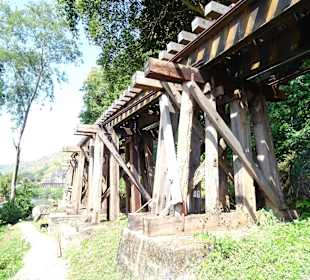 Zu Fuß unter dem Tham-Krasae-Viadukt