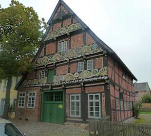 Ornamentales Schnitzwerk, reich an Fächerrosetten