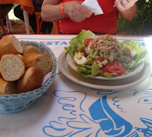 Reichlicher tunesischer Salat mit heißem Baguette