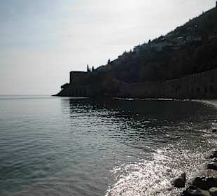 Am Wasser unter dem Turm