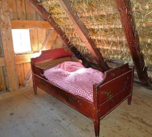 Schlafplatz unter dem Strohdach im Museumshof