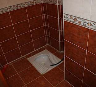 Dusche und Toilette in einem