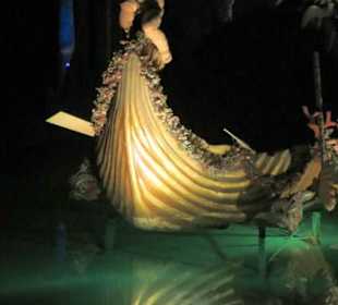 Prunkboot in der Grotte