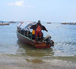 Unser kleines Boot nach Prison Island