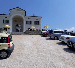 Kleiner Parkplatz direkt vor der Kirche