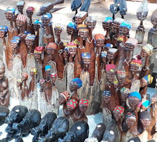 Bunte Schnitzereien aus Holz & Speckstein