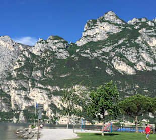 Strand in Riva del Garde nahe Hotel