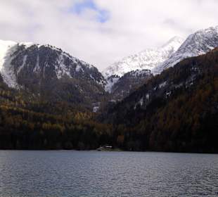 Blick vom Antholzer See auf die Berge