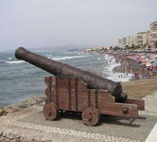 Alte Kanone neben den Ausgrabungsstätten