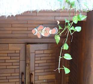 Gegenüber vom Bungalow steht ein Schlid