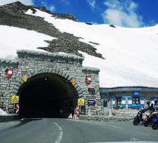Das Hochtor recht Parkmöglichkeit und Kiosk