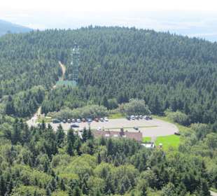 Blick vom Gipfel auf den Parkplatz  und die Berghü