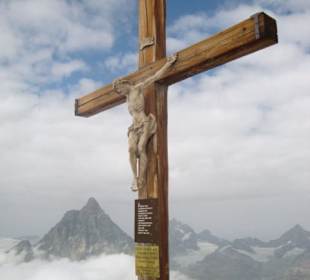 Kreuz auf Plattform des Kleinen Matterhorn