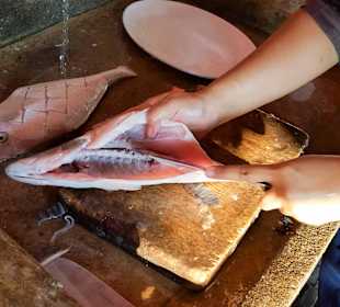 Frischer Fisch im Restaurant nebenan