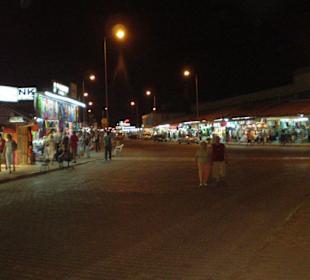 Einkaufsstrasse vor dem Hotel