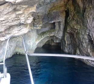 Le bateau rentre dans la grotte