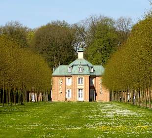 Allee mit Blick auf das Zentral-Schloss