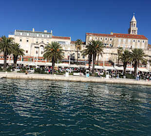 Split Altstadt. Uferpromenade vom Wasser aus