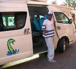 Das ist Bob Satey vorm Hotel mit tadellosem Bus