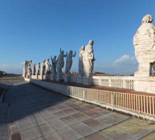 Posągi świętych widoczne z dachu.