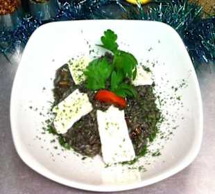 Risotto al nero di seppia, funghi e bree