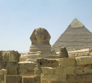 Sphinx mit Pyramide