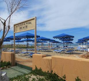 Spaziergang am Strand entlang. Die Wine Bar am Beach