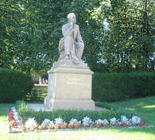 Před zámkem socha Smetany