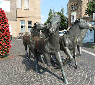 Pferdegruppe vor dem Aachener Hauptbahnhof
