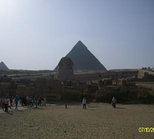 Im Vordergrund die Sphinx