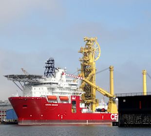 Vorbeifahrt an einem Seekabelverleger