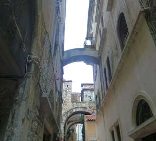 Gasse mit Torbögen