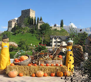 Herbstdeko vor der Burg