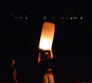 Laternen in den Himmel steigen lassen